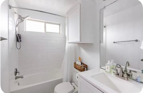 Manor House | Modern 4BR Retreat, Fast WiFi, Parking, Less than 15 mins from Austin