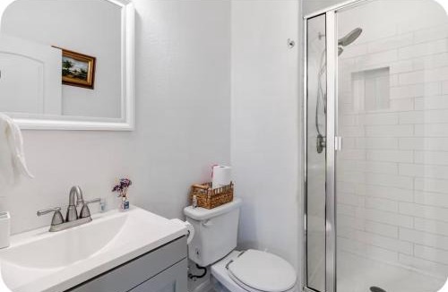 Manor House | Modern 4BR Retreat, Fast WiFi, Parking, Less than 15 mins from Austin