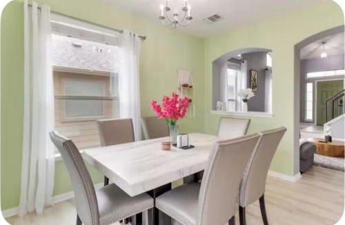 Manor House | Modern 4BR Retreat, Fast WiFi, Parking, Less than 15 mins from Austin