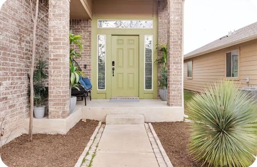 Manor House | Modern 4BR Retreat Mins to downtown Austin & The Domain SXSW ACL