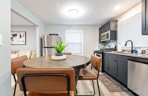Burbank House | Modern 4BR Retreat Near MDW | LCP Collection