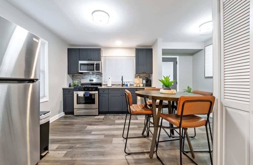 Burbank House | Modern 4BR Retreat Near MDW | LCP Collection