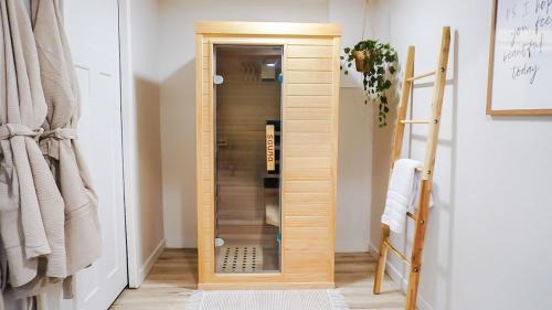 Minneapolis House | Modern 4BR Retreat - Sauna, Arcade & Fire Pit