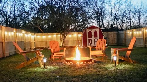Minneapolis House | Modern 4BR Retreat - Sauna, Arcade & Fire Pit