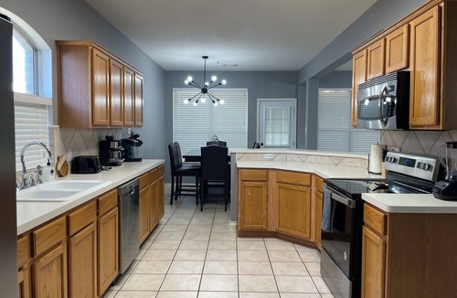Far North Central House | Modern 4BR Retreat Close to JW Marriott & Bulverde