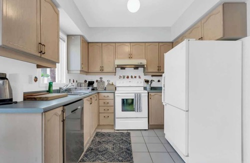 Richmond Hill House | Modern 4BR Richmond Hill Retreat with Workspace