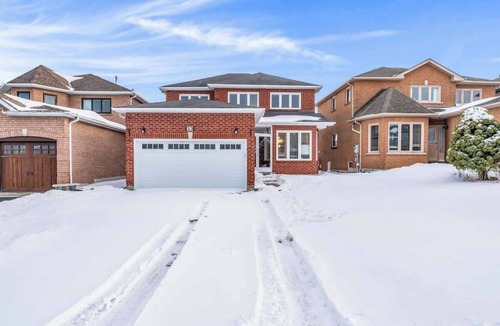 Richmond Hill House | Modern 4BR Richmond Hill Retreat with Workspace