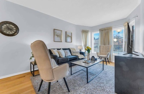 Richmond Hill House | Modern 4BR Richmond Hill Retreat with Workspace