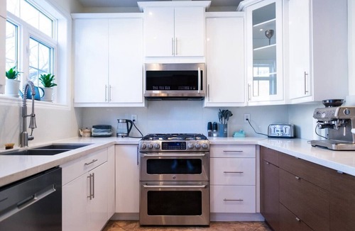 Leslieville House | Modern 4BR Toronto Home | Record Player, Officesnn