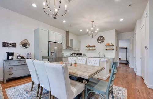 Tobin Hill Condo | Modern 4BR Town Home - Walk to Pearl/Riverwalk