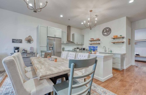 Tobin Hill Condo | Modern 4BR Town Home - Walk to Pearl/Riverwalk