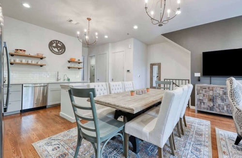 Tobin Hill Condo | Modern 4BR Town Home - Walk to Pearl/Riverwalk