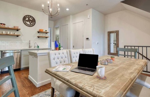 Tobin Hill Condo | Modern 4BR Town Home - Walk to Pearl/Riverwalk
