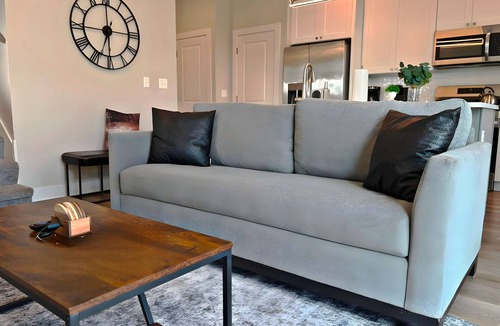 Warrenville Apartment | Modern 4BR Townhome | Pickleball | Near Naperville