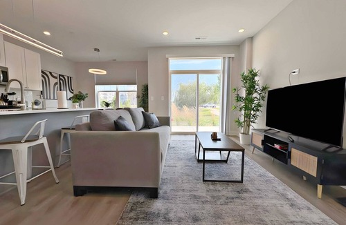 Warrenville Apartment | Modern 4BR Townhome | Pickleball | Near Naperville