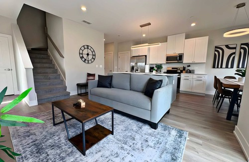 Warrenville Apartment | Modern 4BR Townhome | Pickleball | Near Naperville