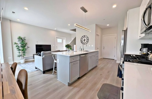 Warrenville Apartment | Modern 4BR Townhome | Pickleball | Near Naperville
