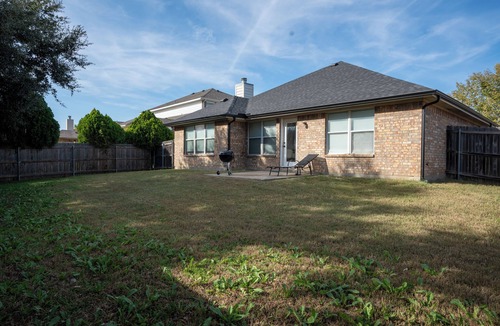 Roanoke House | Modern 4BR w/Natural Light, High Ceilings, 20 mins from DFW Airport