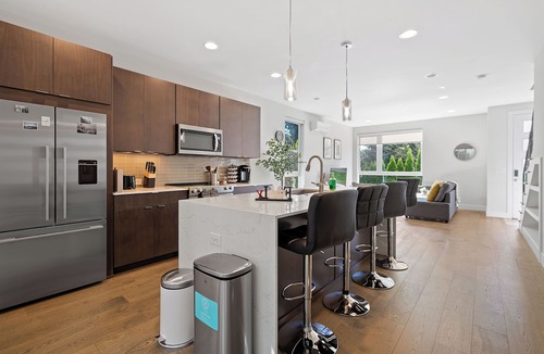 Eastlake House | Modern 4BR w Rooftop - Space Needle - Lake View