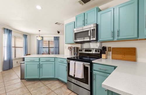 Wetmore House | ​Modern 4BR with Pool & bbq & Fire Pit & Home Theatre &Game Room—Near Six Flags!