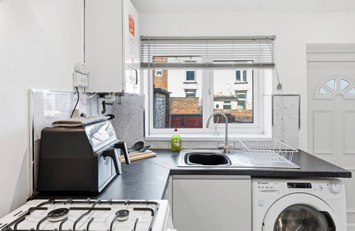 Bury House | Modern 5 Bed 2 Bath House | Free Parking