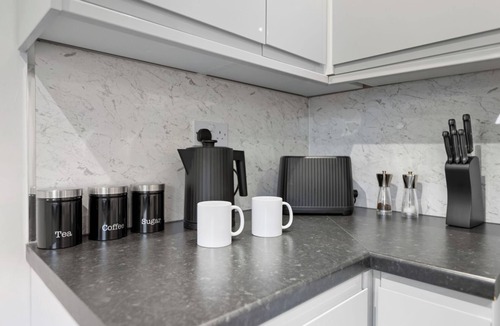 Bury House | Modern 5 Bed 2 Bath House | Free Parking