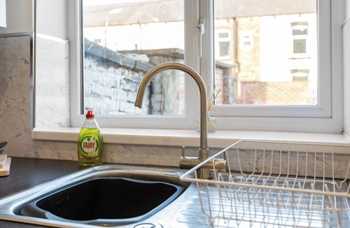 Bury House | Modern 5 Bed 2 Bath House | Free Parking