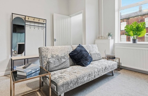 Bury House | Modern 5 Bed 2 Bath House | Free Parking