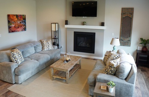 Everett House | Modern 5 Bed 3 Bath house with Lake Access