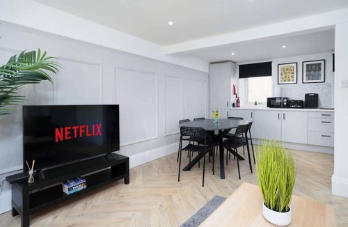 Galashiels Apartment | Modern 5 BED-2 BATH Apartment