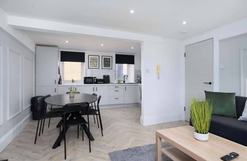 Galashiels Apartment | Modern 5 BED-2 BATH Apartment