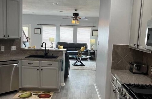 Spring House | Modern 5 Bedroom, 3 Full bathroom, + PlayStation.