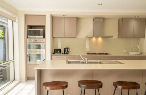 Biggera Waters House | Modern 5 Bedroom Home