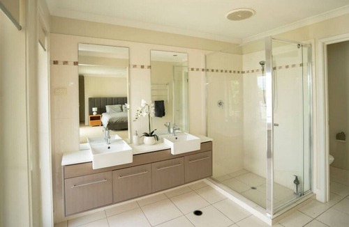 Biggera Waters House | Modern 5 Bedroom Home