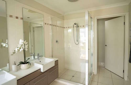 Biggera Waters House | Modern 5 Bedroom Home