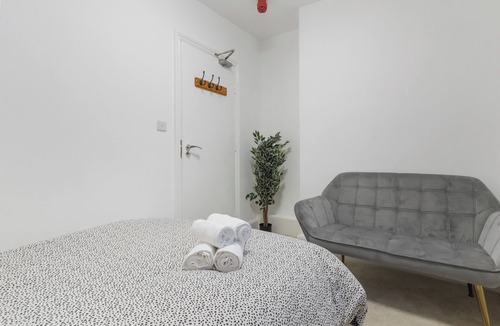 Town Apartment | Modern 5-Bedroom Fulham Flat - Sleeps 12