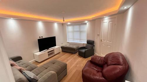 Glasgow Villa | Modern 5 bedroom Getaway Free Parking