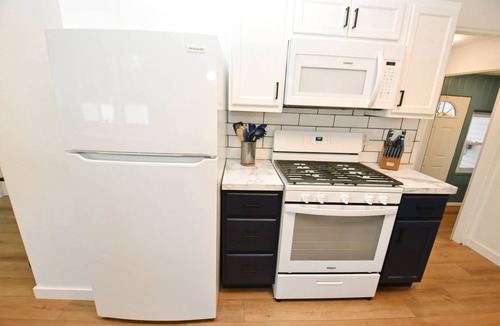 South Bend House | Modern 5 bedroom home, 15 min walk to ND (2329)