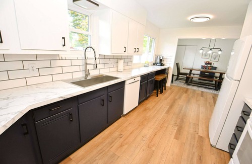 South Bend House | Modern 5 bedroom home, 15 min walk to ND (2329)