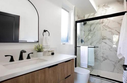 Mid City Apartment | Modern 5-bedroom House FREE parking