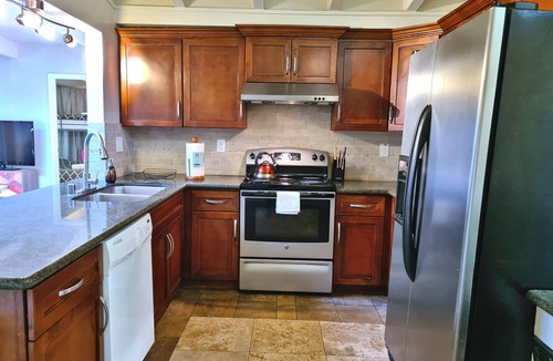 Hayward House | MODERN 5 bedroom massage many beds house