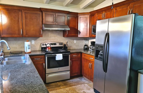 Hayward House | MODERN 5 bedroom massage many beds house