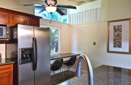 Hayward House | MODERN 5 bedroom massage many beds house