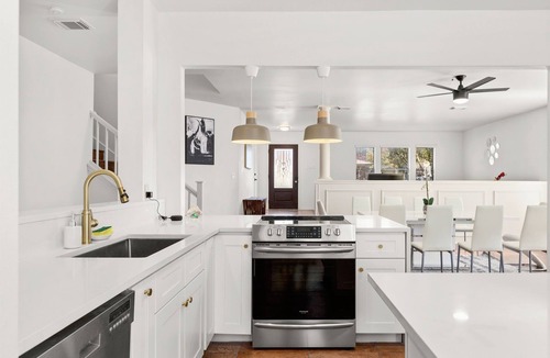 North San Antonio - SAT House | Modern 5 Bedrooms in SA Chef Kitchen, Game Lounge