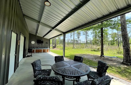 Zavalla House | Modern 5-BR Lake House w/Covered Parking