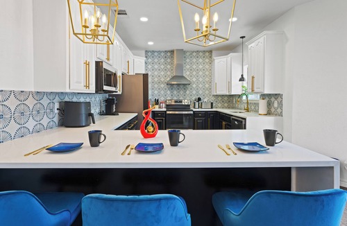 Pecan Valley House | Modern 5 BR Sleeps 16 with Pool, Spa, Air Hockey, BBQ & Games Near Downtown!