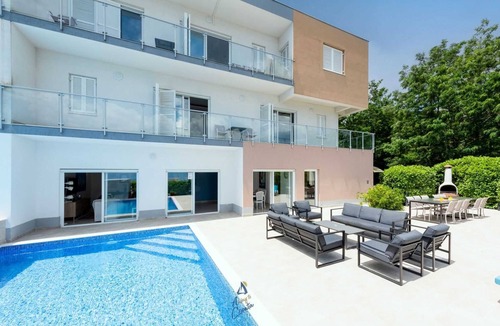Poljane Villa | Modern 5-BR Villa for 10 with heated Pool and Jacuzzi