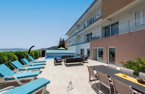 Poljane Villa | Modern 5-BR Villa for 10 with heated Pool and Jacuzzi