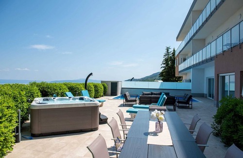 Poljane Villa | Modern 5-BR Villa for 10 with heated Pool and Jacuzzi