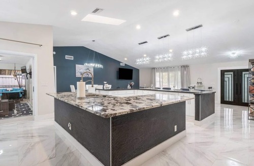Greenview Shores House | Modern 5BR/3Bath Home w/Heated Pool